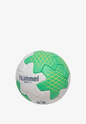 Hummel Star Elite træningsbold, med grønne og hvide paneler, der har et diamantmønster og en tekstureret overflade for greb og synlighed.