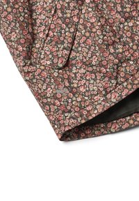 Giacca con motivo floreale caratterizzata da una base scura con piccoli fiori multicolori, tessuto testurizzato e design con risvolto e tasche.