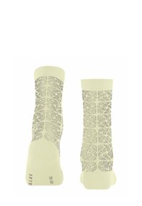 Beżowe skarpetki do kostek z szarymi geometrycznymi wzorami liści na górze i podeszwie, przedstawione obok siebie, z piętami skierowanymi do przodu.