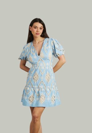 Helles blaues Baumwollkleid mit Puffärmeln, V-Ausschnitt und Spitzenverzierungen in einem Rautenmuster sowie einem gestuften Saum.