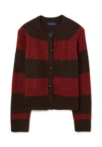 Gilet en tricot avec des rayures horizontales rouges et brunes. Il présente un col rond, une fermeture à boutons et une texture côtelée sur l'ensemble.