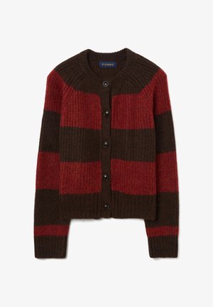Cárdigan de punto con rayas horizontales rojas y marrones. Presenta un cuello redondo, cierre de botones y textura acanalada en todo su diseño.