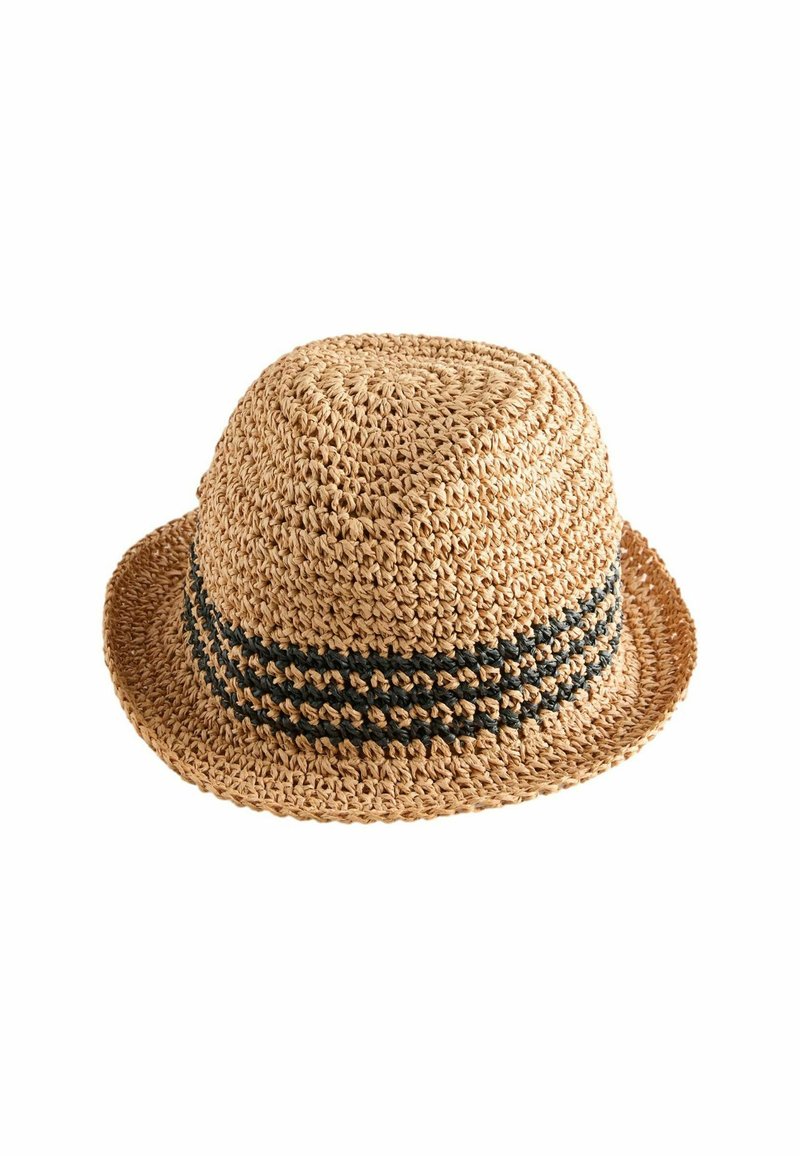Chapeau en paille avec une couronne arrondie et un large bord. Présente deux bandes noires horizontales autour du bandeau. Couleur beige naturel et texture tissée.