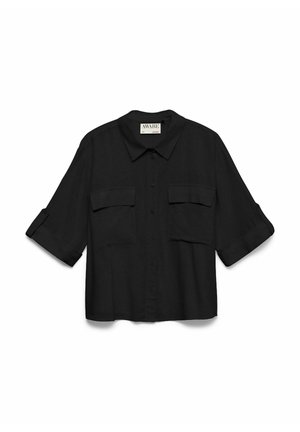 Chemise noire à boutons avec manches courtes, deux poches à rabat sur la poitrine et un col, présentée sur un fond blanc.