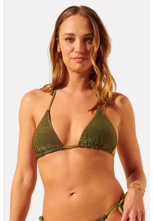 Bikini triangle vert fabriqué en matériau texturé et scintillant. Il présente des bretelles fines, des détails froncés et des liens au niveau des hanches.