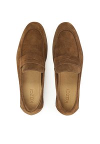 Mocassins en suède marron avec un accent cousu, bout rond et doublure douce. L'intérieur présente un logo imprimé sur la semelle intérieure.
