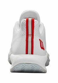 Weiße Sportschuhe mit einer strukturierten Oberfläche, einer rot-beigen gestreiften Ferse und einer Gummisohle mit einem wellenförmigen Muster.