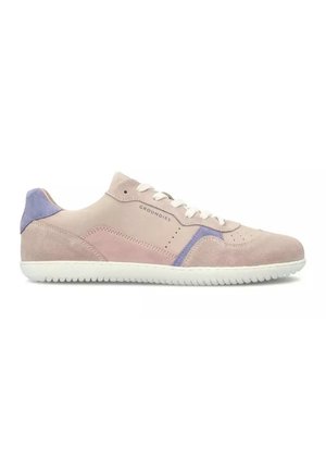 Sneaker in camoscio beige e rosa a profilo basso con lacci bianchi, dettaglio viola sul tallone e suola bianca strutturata, con la scritta "GROUNDIES" sul lato.