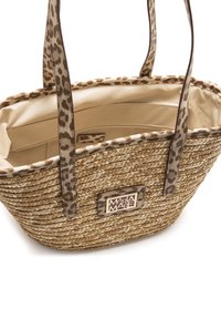 Borsa a mano in paglia intrecciata in tonalità naturali con interno beige liscio, caratterizzata da manici con stampa leopardata e una targhetta con logo in metallo.