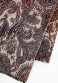 Tessuto di lana che presenta un motivo paisley in tonalità di rosso scuro, grigio e beige, con bordi sfrangiati e una finitura morbida e texturizzata.