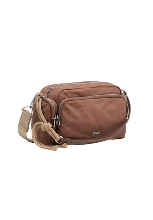 Brązowa prostokątna torba na ramię z dwoma zamykanymi na zamek komorami, beżowym regulowanym paskiem i ozdobą z supła ze sznurka.