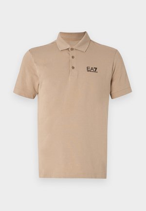 Polo shirt beige chiaro in cotone. Presenta un colletto classico, una patta con tre bottoni, maniche corte e un logo EA7 nero sul petto.