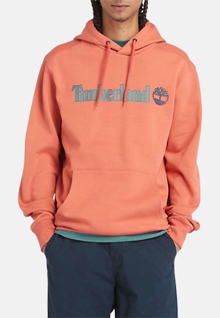 Sweat à capuche corail avec une poche avant, un cordon de serrage et le logo bleu "Timberland". Il présente une texture douce et une coupe décontractée.