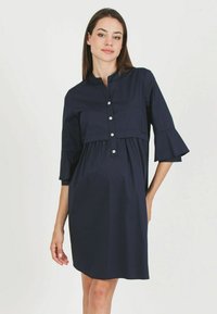 Abito blu navy realizzato in tessuto liscio, con colletto, apertura con bottoni e maniche a tre quarti con polsini svasati.