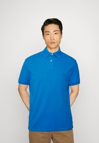 Tommy Hilfiger REGULAR - Polokošeľa - shocking blue
