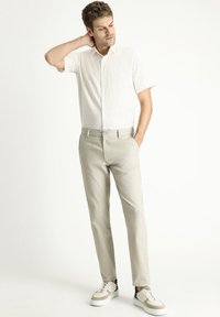 Kigili Pantalones chinos - light mink
