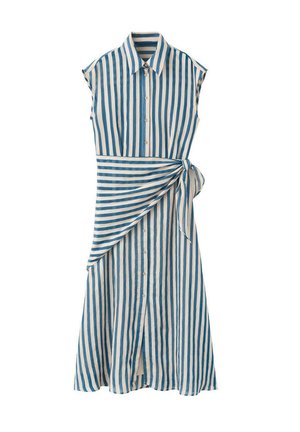 Vestido midi sin mangas con rayas verticales azul y blanco, abotonado, con cuello y detalle de cinturón en la cintura a un lado.