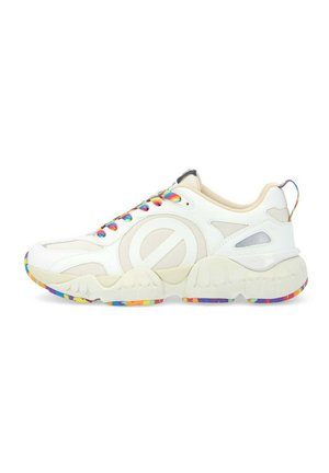 Scarpa sportiva bianca con tomaia in rete e pelle. Caratterizzata da lacci colorati e una suola multicolore con fantasia. Forma arrotondata e colletto imbottito.