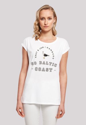 Weißes Baumwoll-T-Shirt mit aufgerollten Ärmeln, mit einem grafischen schwarzen Vogel und dem Text "Knut & Jan | Hamburg" sowie "GO BALTIC COAST 2023."