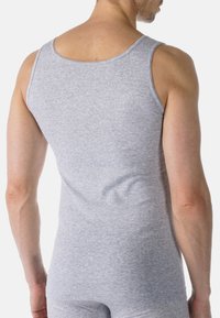 Szary bawełniany top na ramiączkach o okrągłym dekolcie i szerokich wycięciach na ramionach, dopasowany krój i gładka tekstura, przedstawiony z tyłu na modelce.