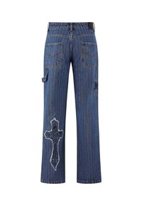 Niebieskie dżinsy z pionowymi paskami, z kieszeniami naszytnymi, dekoracyjnym krzyżem na jednej nogawce i prostym krojem.