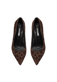 Escarpins à talons hauts imprimé léopard marron avec bout pointu, en daim et doublure intérieure noire ; design élégant sans éléments métalliques visibles.