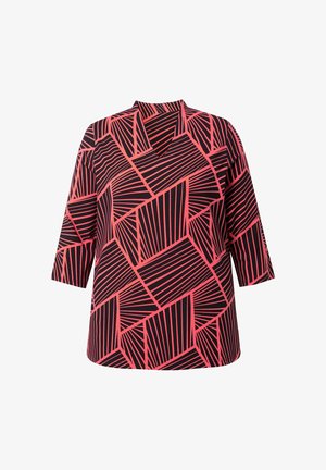 Schwarze Tunika mit korallenrotem, geometrischem Linienmuster und dreiviertellangen Ärmeln, mit einem kleinen V-Ausschnitt.