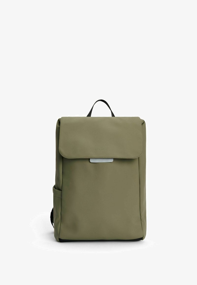 Olivgrön ryggsäck med lockstängning, framficka och en slät, matt yta. Har justerbara axelremmar och sidofickor.