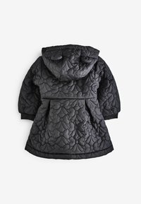 Sort quilted jakke med hætte, prydet med teksturerede blomstermønstre, to frontlommer og ribbede manchetter. Glat ydermateriale.