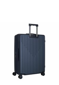 Valigia rigida di colore blu scuro con texture a righe verticali. Dotata di un manico estraibile e quattro ruote nere per la mobilità.