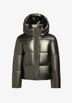 Opgezette metallic olijfgroene pufferjack met een hoge kraag en vastgenaaide capuchon. Kenmerkt zich door horizontale stiksels en een drukknoopsluiting bij de mouwen.