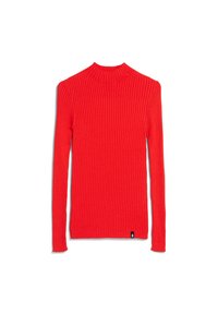 Roter gerippter Langarmpullover mit Stehkragen und einem kleinen schwarzen Etikett nahe dem Saum auf einem weißen Hintergrund.