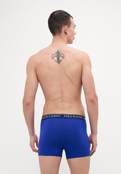 Modri bombažni bokserji z črnim pasom, na katerem je besedilo "POLO RALPH LAUREN", gladka tekstura in prilegajoča zasnova.