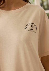 Next GRAPHIC  REGULAR FIT - Yöpaita - ecru