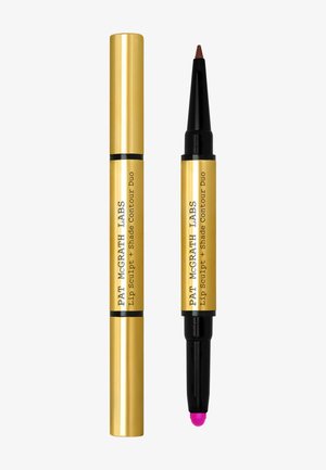 Goldenes, beidseitiges Lippenkonturen-Duo mit einer braunen Stiftspitze an einem Ende und einem pinkfarbenen, abgerundeten Schwammapplikator am anderen Ende, beschriftet mit Pat McGrath Labs.