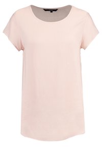 Mjukt rosa t-shirt med rund halsringning, korta ärmar och avslappnad passform. Tillverkad av ett slätt tyg med en subtil lyster och inga synliga mönster.