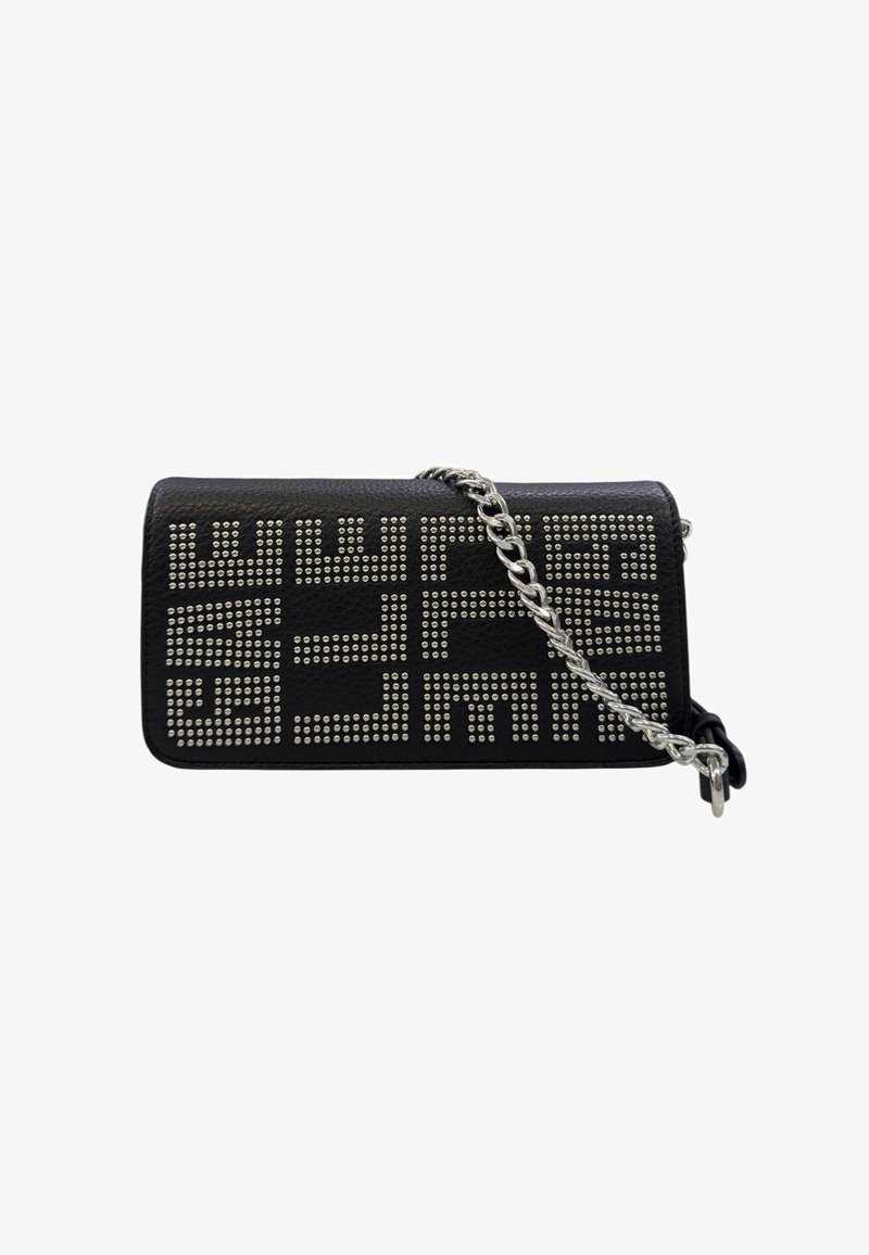 Clutch in pelle nera con motivi geometrici in metallo argentato, dotata di una tracolla a catena e una forma rettangolare compatta.