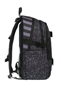 Zaino realizzato in tessuto nero con motivi di ragnatela viola. Include spallacci imbottiti, retro in rete e cinturino pettorale regolabile.