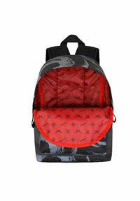 Sac à dos avec un extérieur noir comportant des motifs gris, un intérieur rouge orné d'impressions d'étoiles de ninja, des bretelles rembourrées et une fermeture à rabat arrondi.
