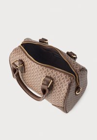 Καφέ τσάντα με σχέδια, με χρυσά μεταλλικά στοιχεία, κλείσιμο με φερμουάρ, διπλές λαβές και σκουρόχρωμη εσωτερική επένδυση. Συμπαγής και δομημένος σχεδιασμός.