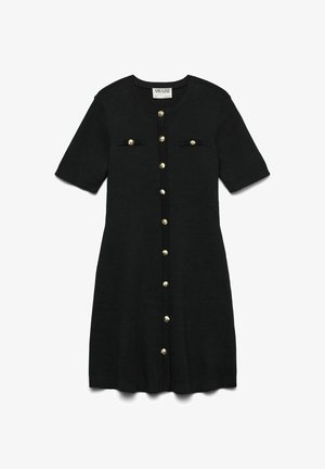 Mustreeritud must kudumkleit lühikeste varrukatega, ümmarguse kaelusega ja kuldsete nööpidega ees. Omab kahte rinna taskut. Tekstuuriga kangas.