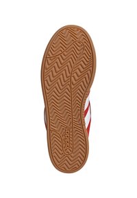 Rot-weißer Sportschuhsohle mit einer strukturierten Gummisohle und Zickzackmuster; auffällige Markenkennzeichnung an der Seite.