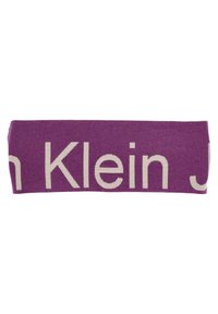Fascia per capelli in maglia viola con una texture morbida, caratterizzata da grandi lettere crema che formano la scritta "Calvin Klein". Forma semplice e rettangolare.