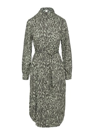 Ilgų rankovių suknelė alyvų žalios spalvos su abstrakčiu juodu raštu, reguliuojama priekyje, su juosmeniu ir apykakle; minkšta medžiaga su laisvu siluetu.