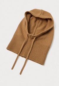Hnědá pletená kapuce s žebrovaným lemem, šňůrkami a hladkým povrchem. Design přechází z žebrovaného do hladkého provedení.