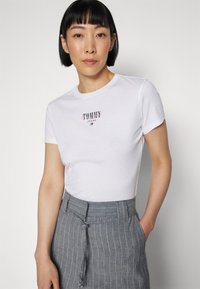Tommy Jeans ESSENTIAL LOGO - Marškinėliai su spaudiniu - white