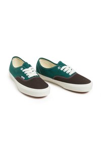 Grüne und braune Canvas-Sneaker mit weißen Schnürsenkeln, Gummisohlen, kontrastierenden Zehenkappen und weißen Nähdetails.
