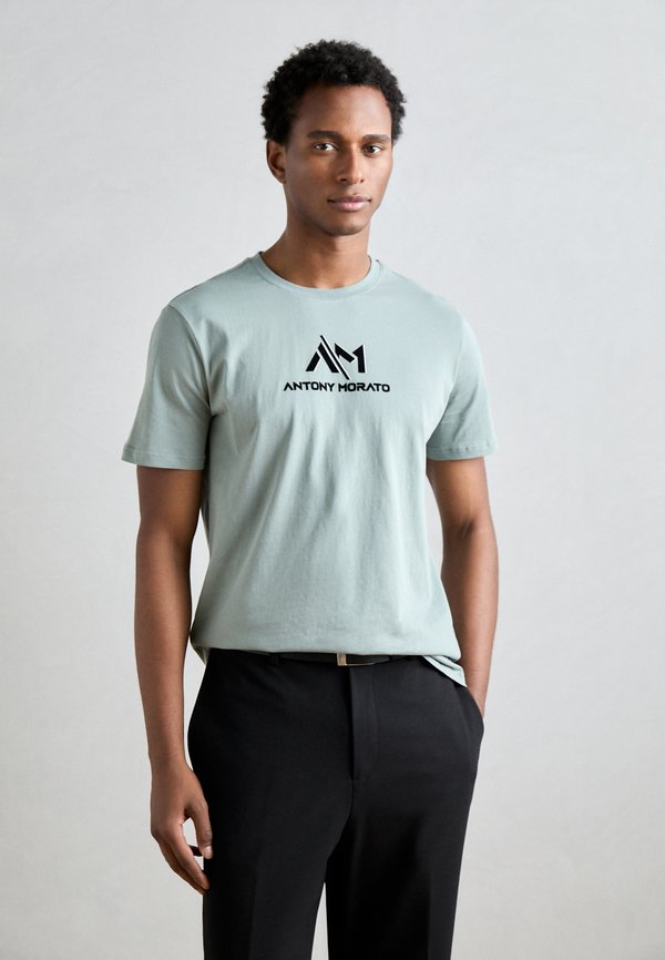 REGULAR FIT WITH MATT AND FLOCK LOGO  - Print T-shirt