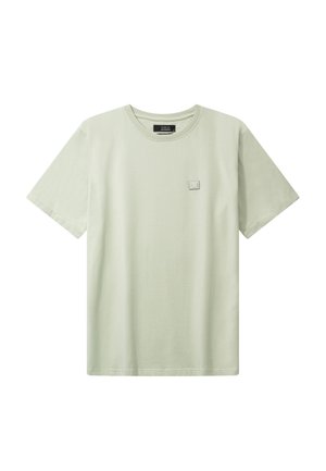 Lys grønn T-skjorte med korte ermer og rund hals, med liten firkantet sydd lapp på venstre bryst, vist på hvit bakgrunn.