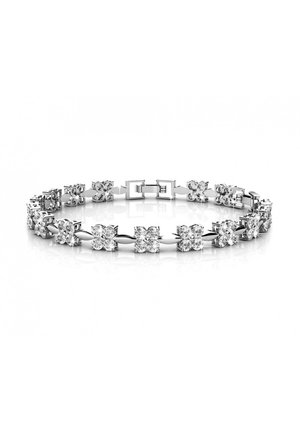 Zilverkleurige armband met afwisselend bloemvormige schakels en heldere edelstenen, die een reflecterend oppervlak en ingewikkelde ontwerpelementen biedt.